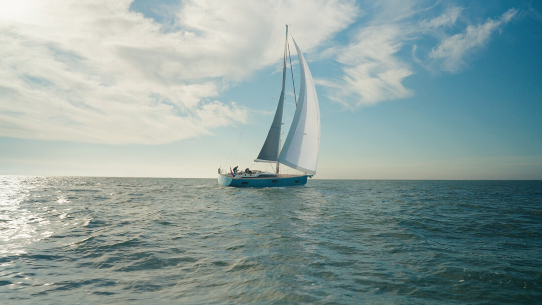 De Contest 49CS onder vol zeil op open water, gefilmd vanuit de lucht