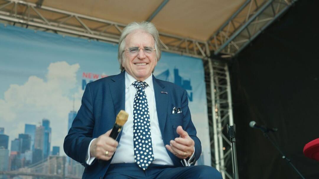 Still uit de aftermovie — Lee Towers op het podium van de New York Mini Marathon