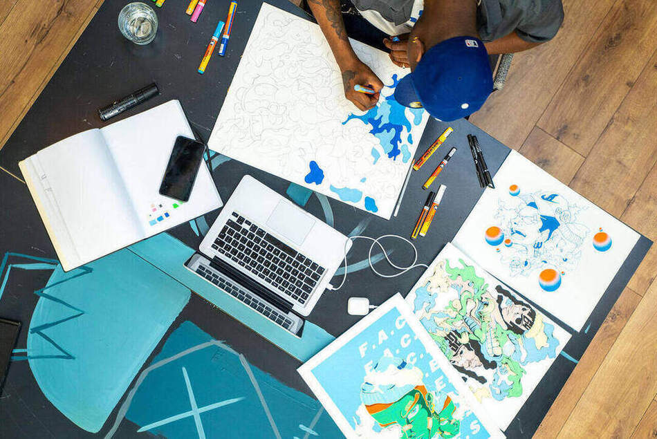 Felyx Art Campaign — werktafel van Virgil Sana van bovenaf