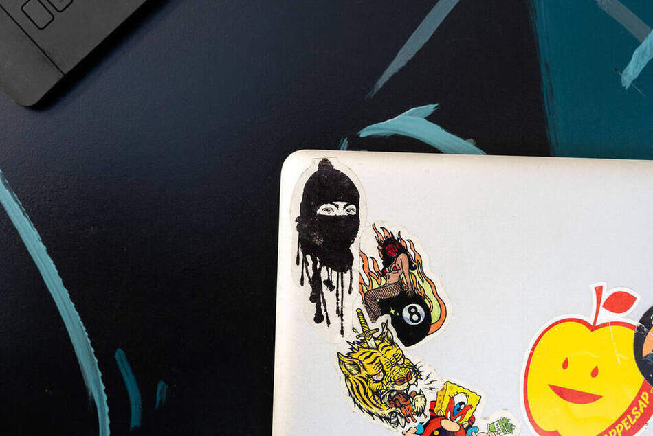 Felyx Art Campaign — laptop met stickers in de studio