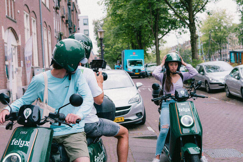 Achter de schermen — rijdende volgshot vanaf de scooter