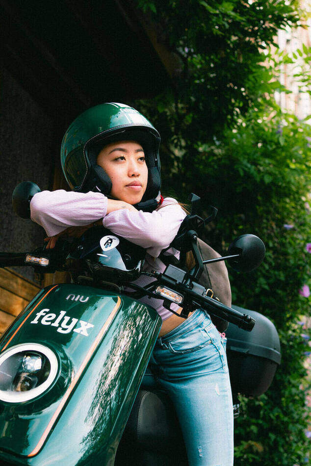 Campagnefoto Felyx — portret over het stuur van de deelscooter