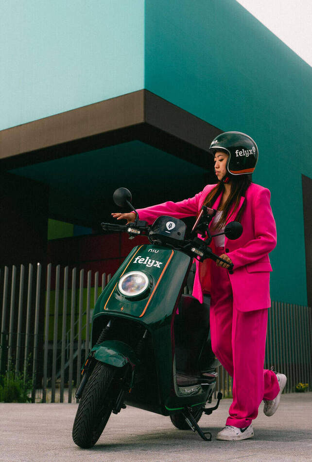 Campagnefoto Felyx — deelscooter voor gekleurde architectuur