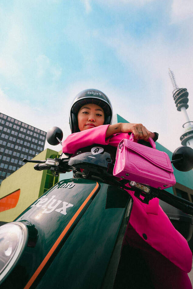 Campagnefoto Felyx — laag perspectief tegen de lucht