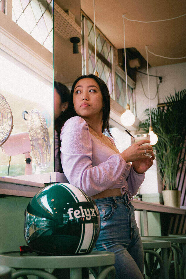 Campagnefoto Felyx — in het café met de Felyx-helm