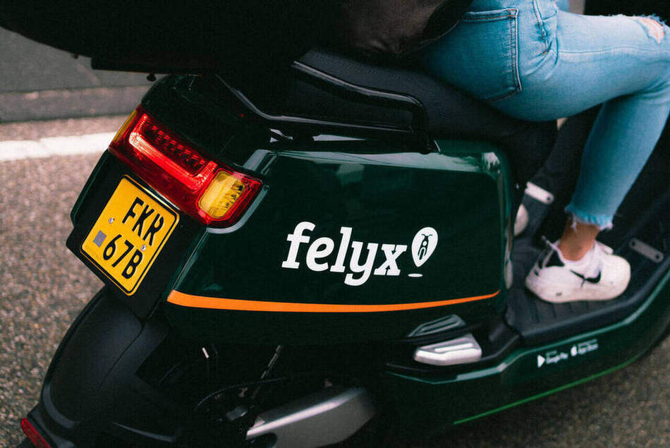 Campagnefoto Felyx — detail van de deelscooter met Felyx-logo