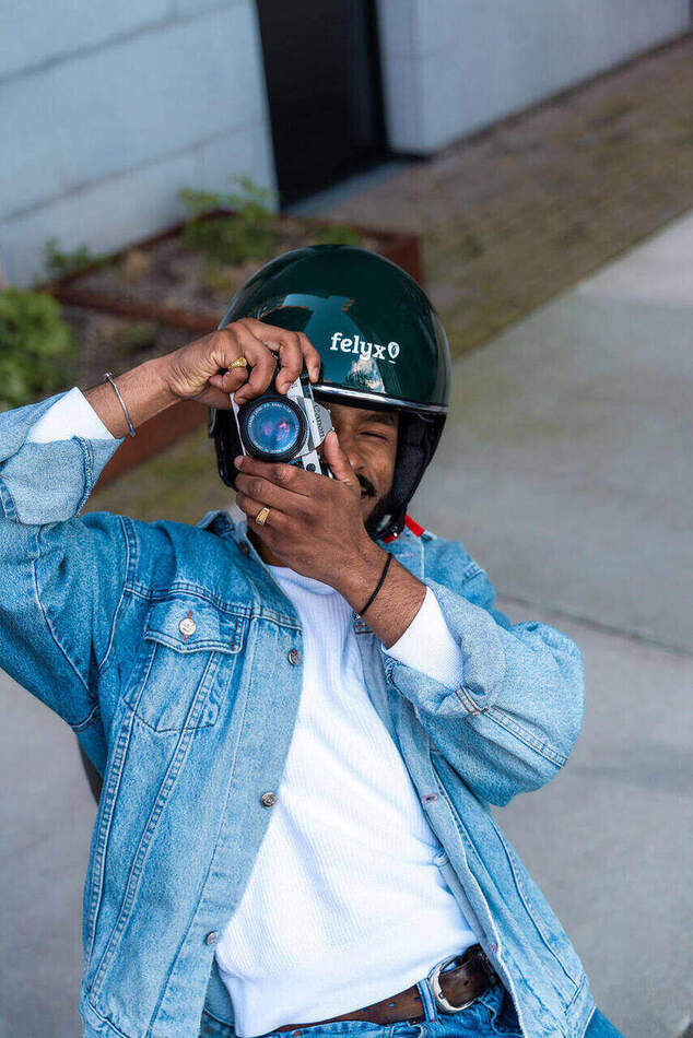 Spring Campaign — portret met analoge camera en Felyx-helm
