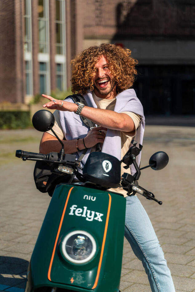 Spring Campaign — lachend op de deelscooter