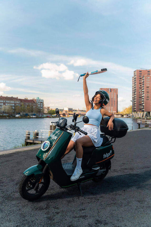 Spring Campaign — met racket op de deelscooter aan het water