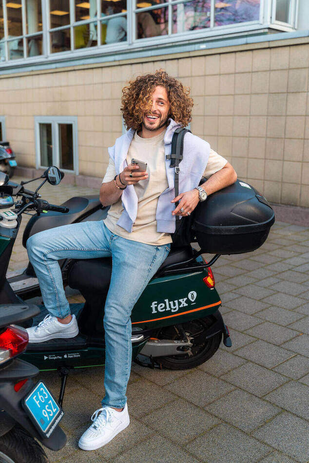 Spring Campaign — pauze bij de deelscooter