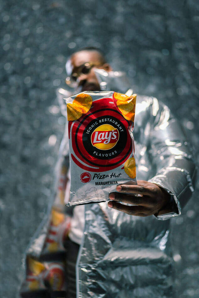 Lay's campagne — zak Lay's Pizza Hut Margherita richting de camera gehouden