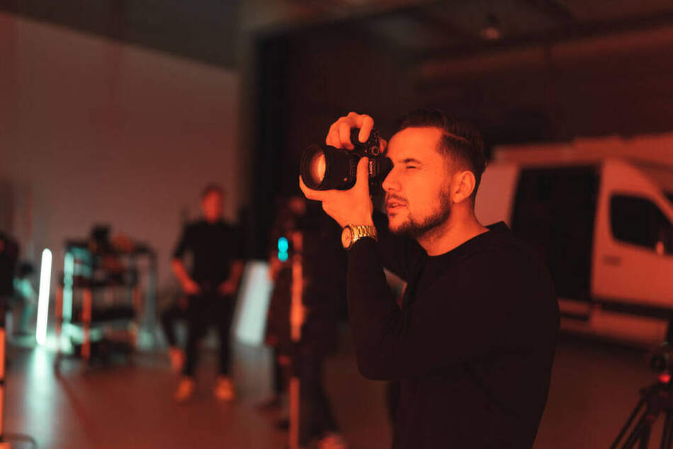 Marco Meeuwsen fotografeert op de set van de Lay's-campagne