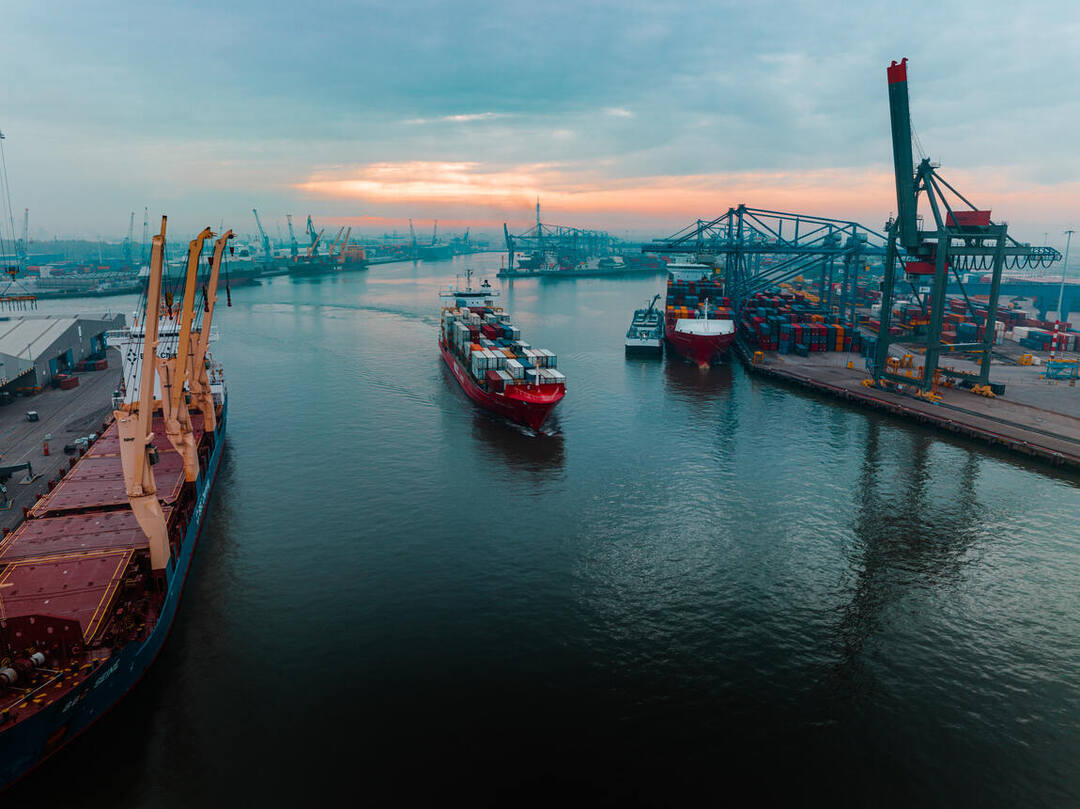 Dronefoto — de WEC Van Gogh vaart bij zonsopkomst de haven van Rotterdam binnen