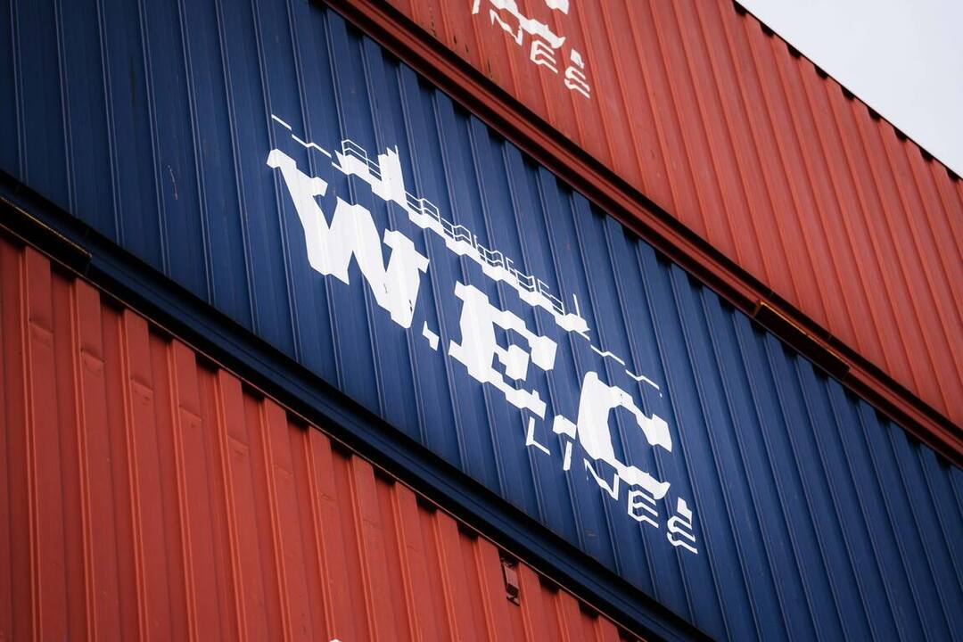 WEC Lines-containers in rood en blauw, van dichtbij