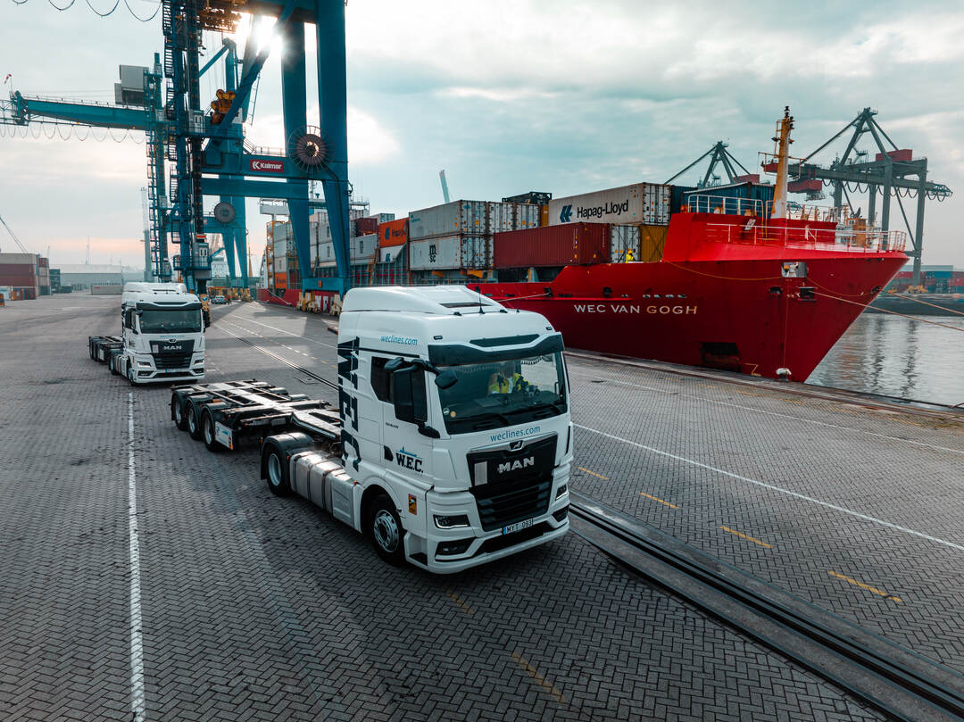 Dronefoto — WEC-vrachtwagen voor het aangemeerde schip