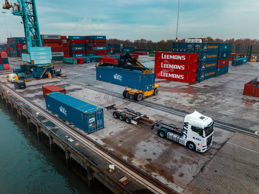 Dronefoto — containertransport op het terrein aan de kade